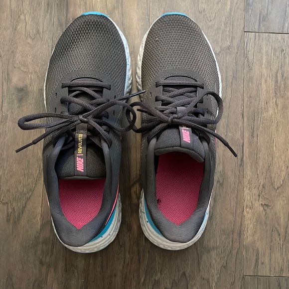 Nike tennis shoes - Picture 3 of 6